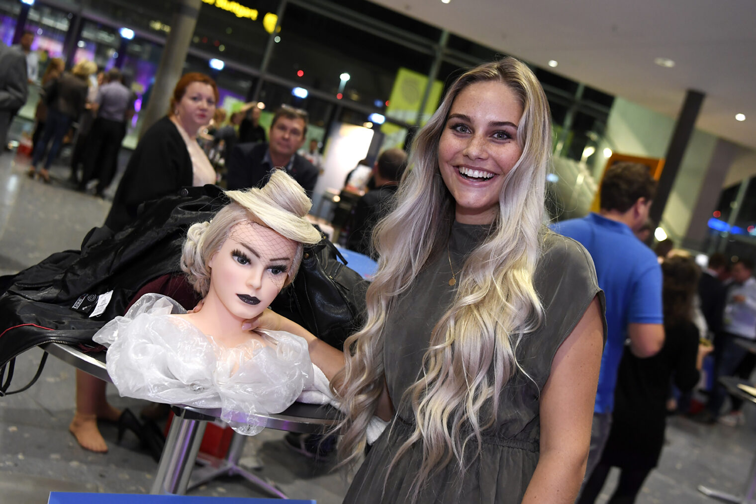 Auch die Friseurmeisterinnen zeigten in der Ausstellung der Meisterstücke ihr handwerkliches Können.