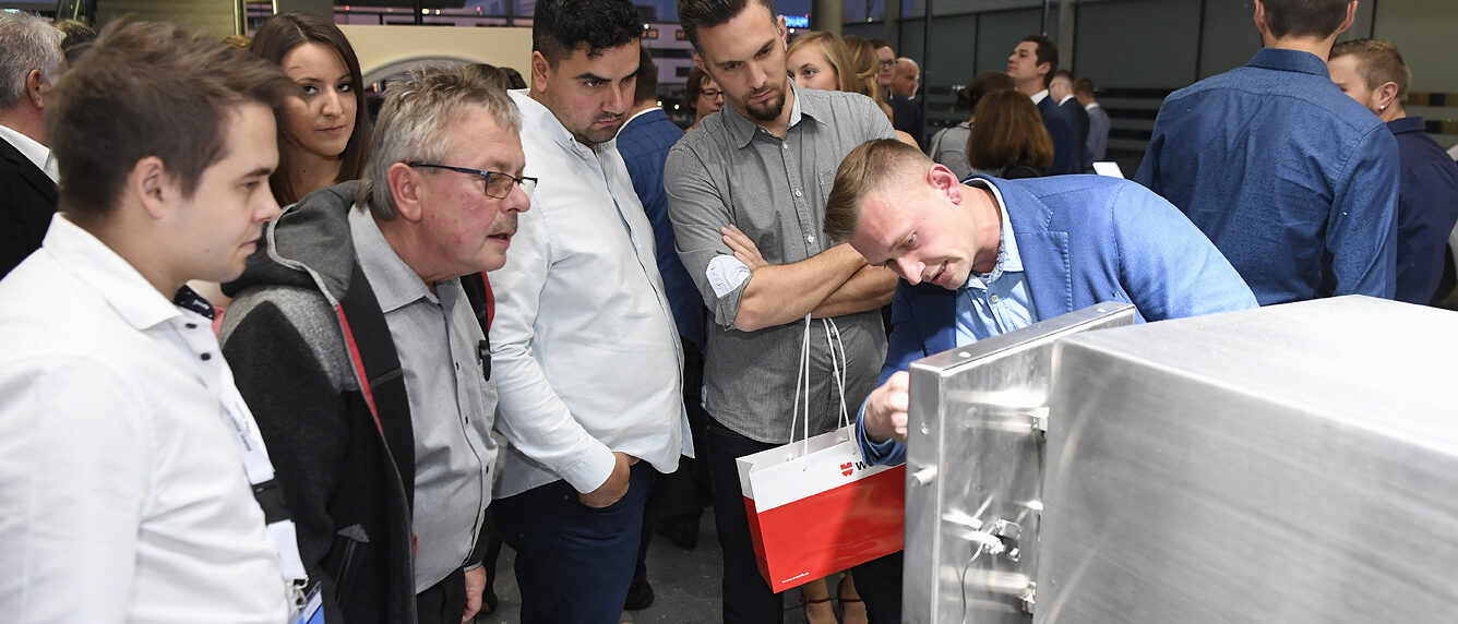 Metallbauermeister Thomas Kallenborn demonstriert den neugierigen Besuchern sein Meisterst&uuml;ck: einen Edelstahltresor.