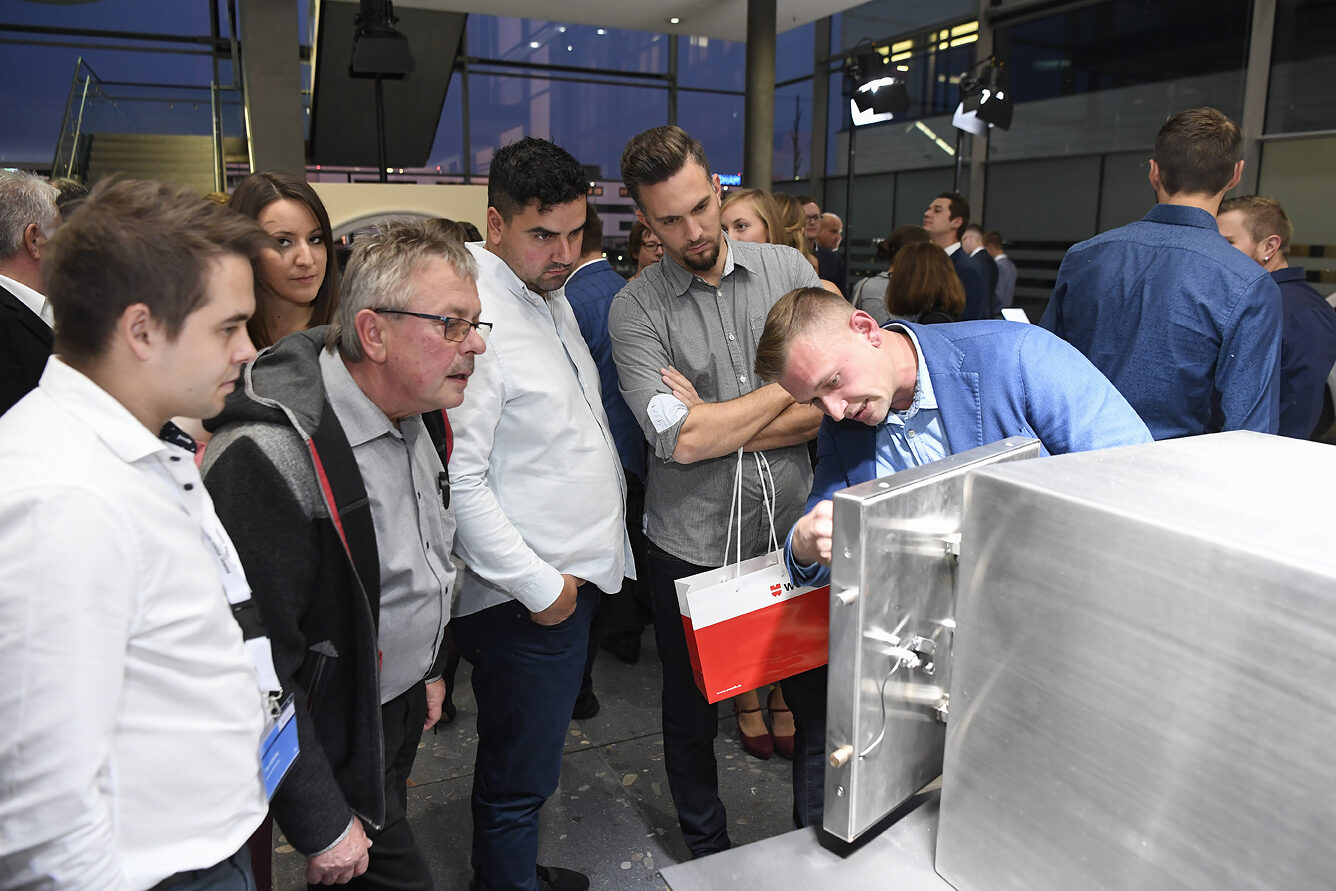 Metallbauermeister Thomas Kallenborn demonstriert den neugierigen Besuchern sein Meisterstück: einen Edelstahltresor.