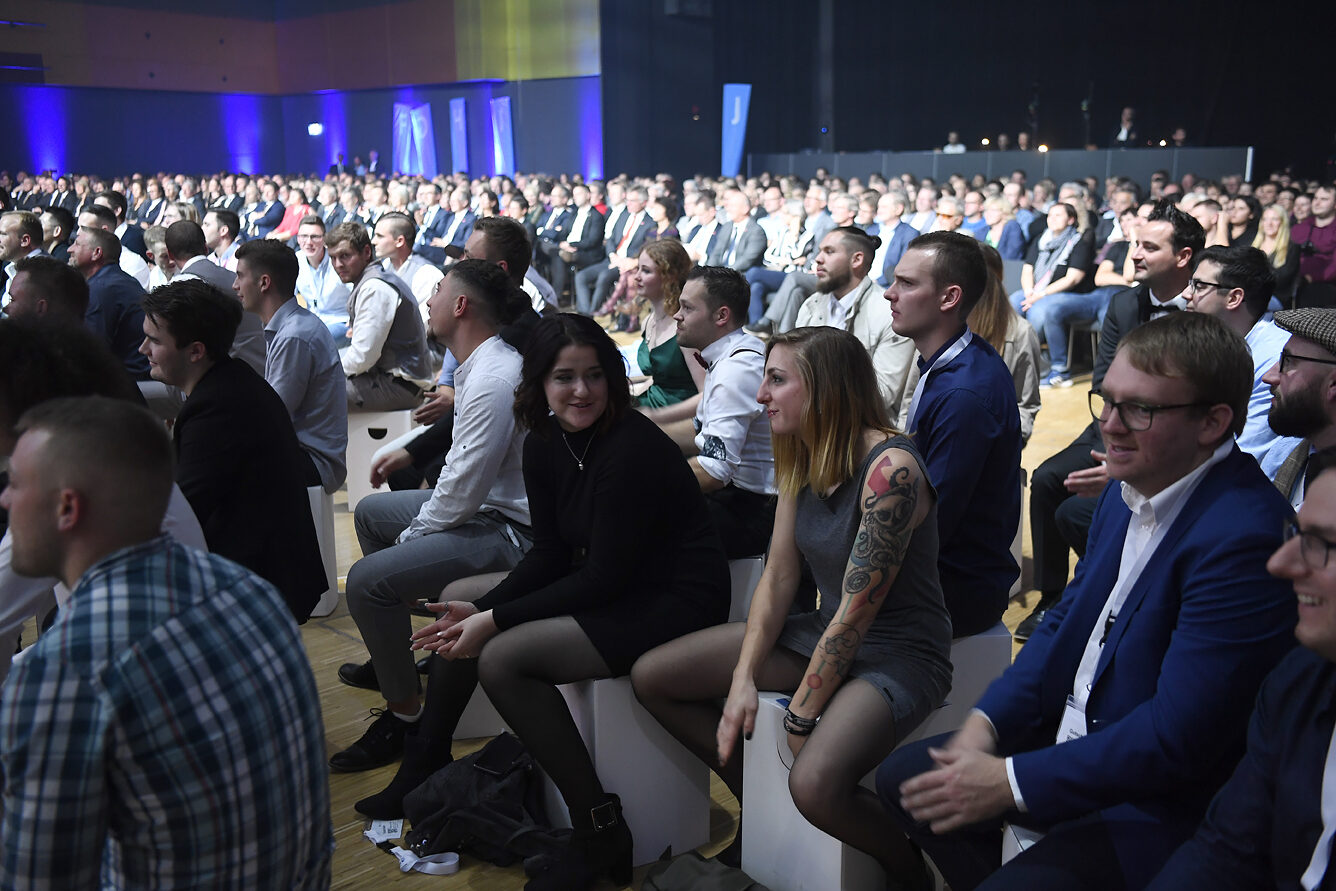 Der Festsaal war bis auf den letzten Platz gefüllt. Alle Meisterinnen und Meister standen besonders im Blickpunkt und nahmen direkt zwischen der 360-Grad-Bühne und den Besuchern auf Papphockern Platz.