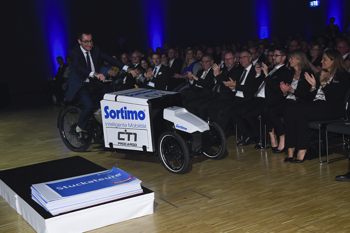 Auch der Stuttgarter Bundestagsabgeordnete Cem Özdemir gratulierte den Meisterinnen und Meistern - und kam auf einem Lastenrad in den Festsaal gefahren.