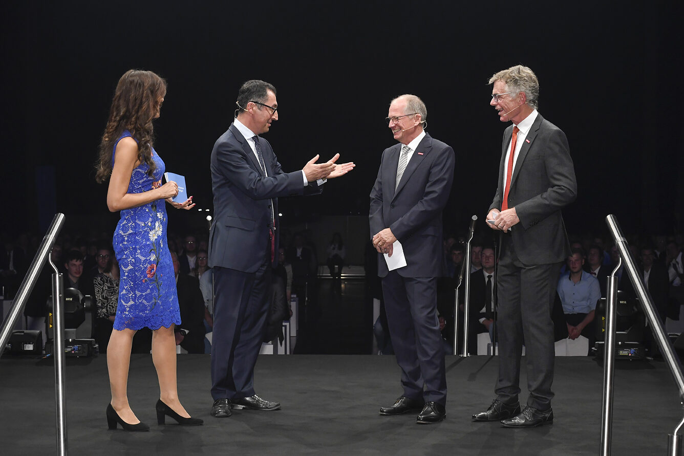 Im Gespräch mit Moderatorin Angelina Julie Wadenpohl, Rainer Reichhold (2.v.r.) und Thomas Hoefling (1.v.r.) machte sich Cem Özdemir unter anderem für die Gleichstellung von akademischer und beruflicher Bildung stark.