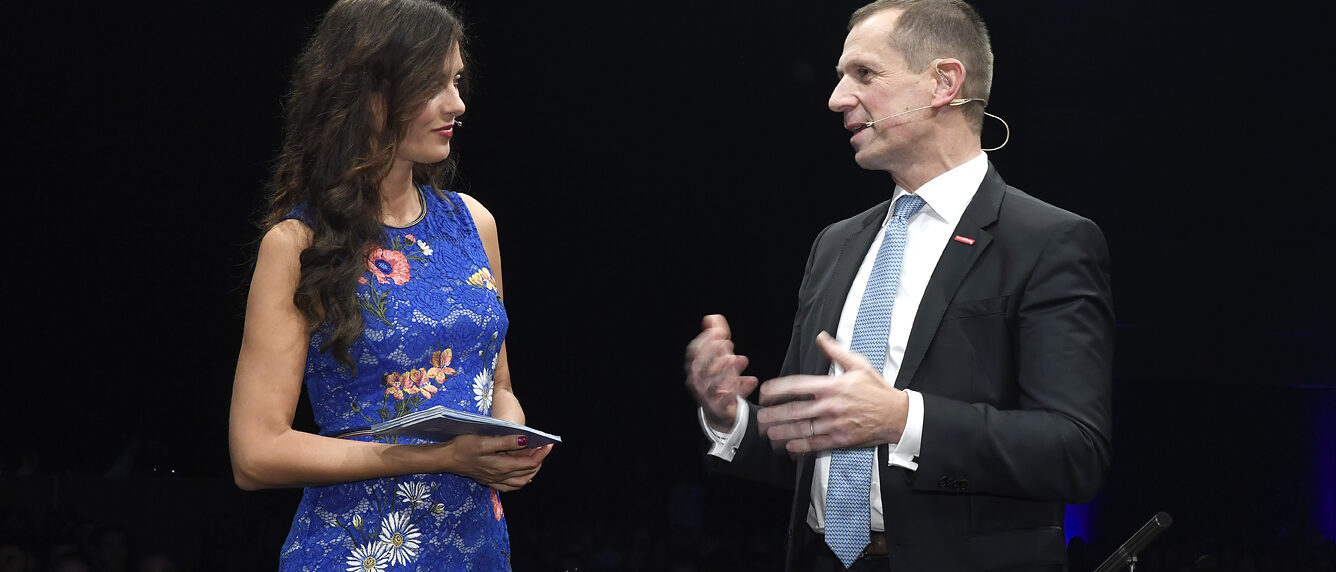 Moderatorin Angelina Julie Wadenpohl im Gespr&auml;ch mit Alexander Kotz (Vizepr&auml;sident der Handwerkskammer Region Stuttgart).