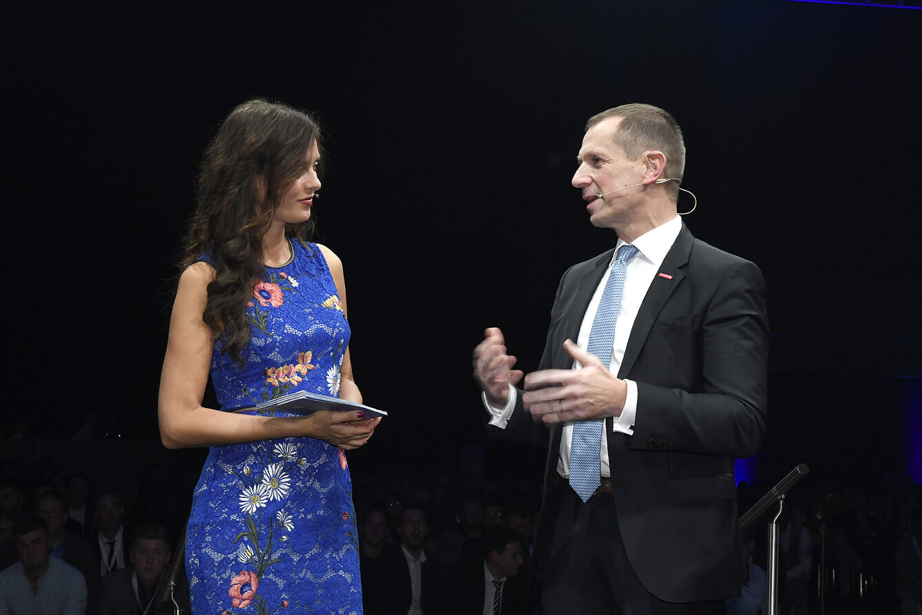 Moderatorin Angelina Julie Wadenpohl im Gespräch mit Alexander Kotz (Vizepräsident der Handwerkskammer Region Stuttgart).