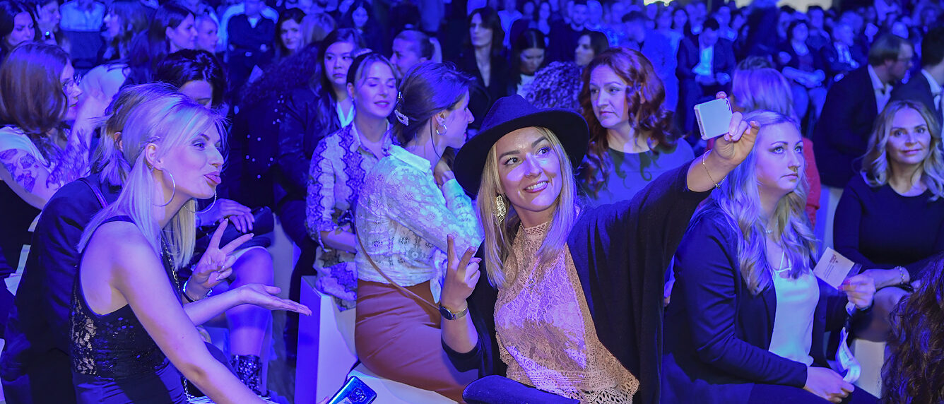 Im Festsaal wurden reichlich Erinnerungsselfies geschossen.