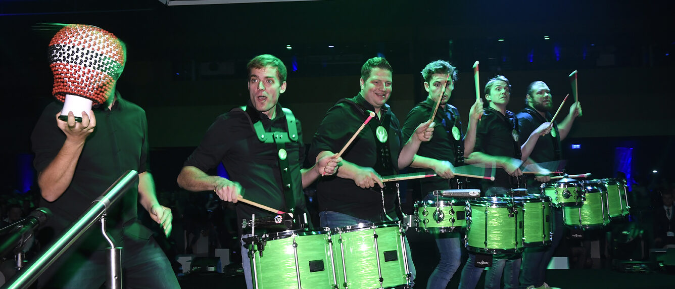 Auf der B&uuml;hne lieferte die Band greenbeats eine mitrei&szlig;ende Percussion-Show.