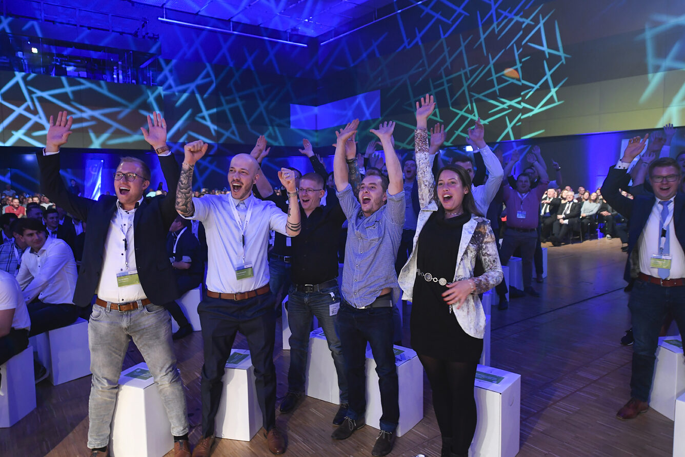 Hände hoch für's Handwerk hieß es bei der Laola-Welle im Festsaal.