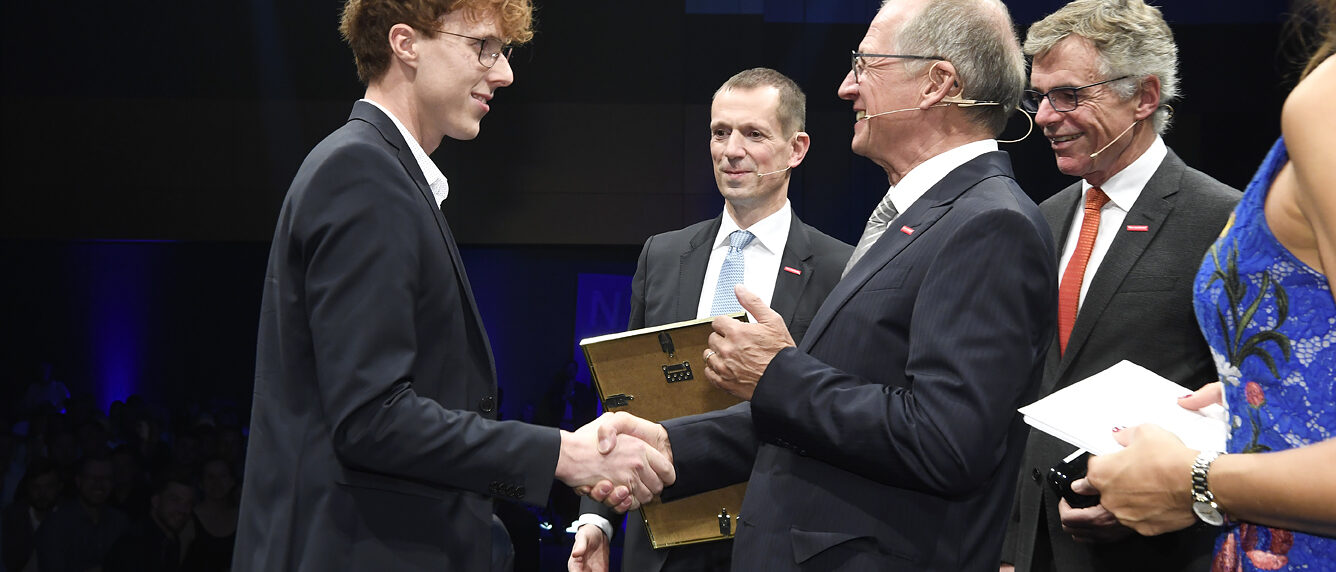 Stuckateurmeister Alexander Neumaier aus Essingen wurde von Kammerpr&auml;sident Rainer Reichhold als Bestmeister ausgezeichnet.