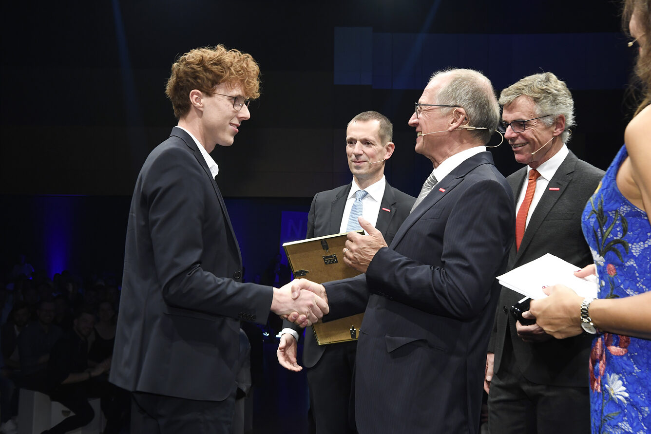 Stuckateurmeister Alexander Neumaier aus Essingen wurde von Kammerpräsident Rainer Reichhold als Bestmeister ausgezeichnet.