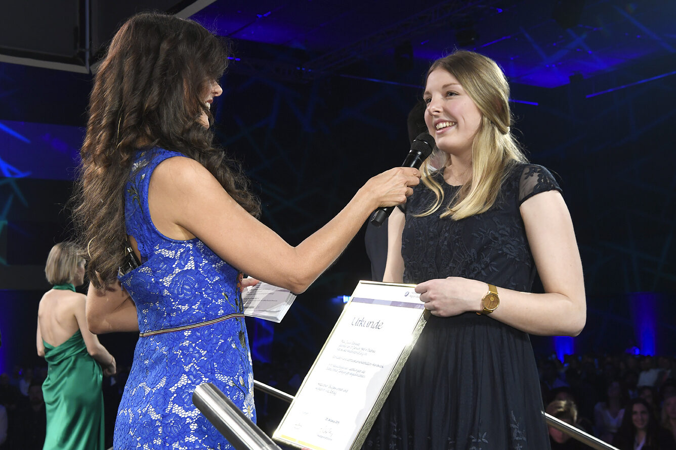 Auch Schilder- und Lichtreklameherstellerin Julia Schaupp durfte auf der Bühne eine Bestmeister-Urkunde entgegennehmen.