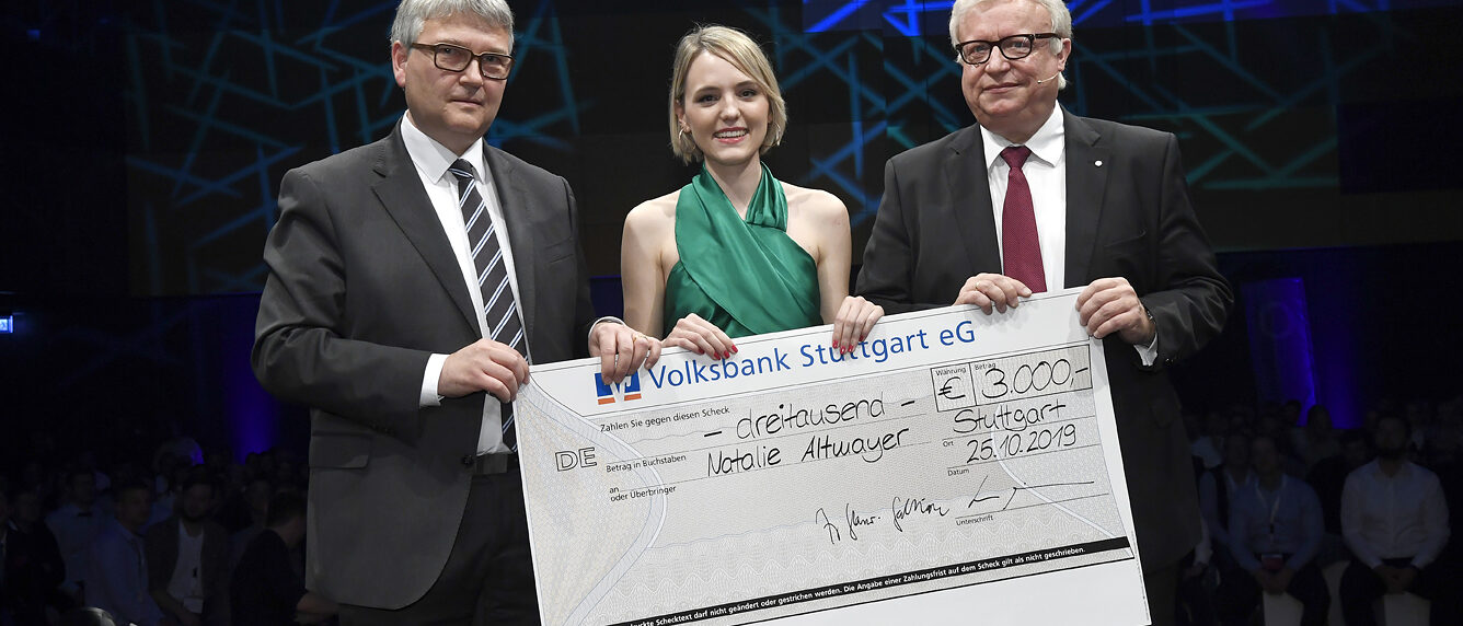 Gleich doppelt freuen durfte sich Ma&szlig;schneidermeisterin Natalie Altmayer aus Niederstotzingen: Sie wurde nicht nur Bestmeisterin, sondern gewann auch den mit 3.000 Euro dotierten Rotary-F&ouml;rderpreis.