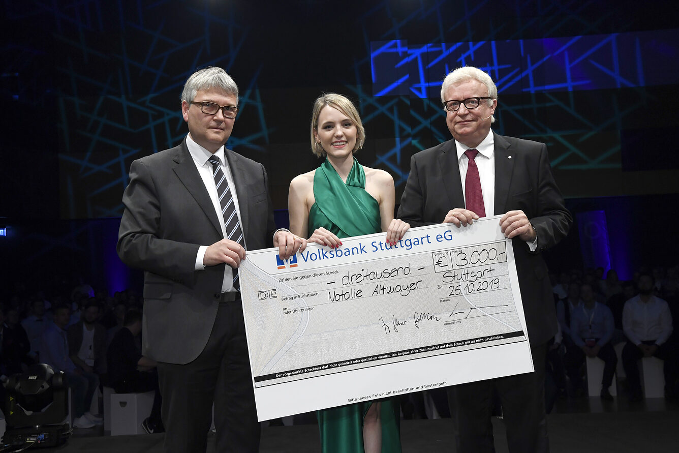 Gleich doppelt freuen durfte sich Maßschneidermeisterin Natalie Altmayer aus Niederstotzingen: Sie wurde nicht nur Bestmeisterin, sondern gewann auch den mit 3.000 Euro dotierten Rotary-Förderpreis.