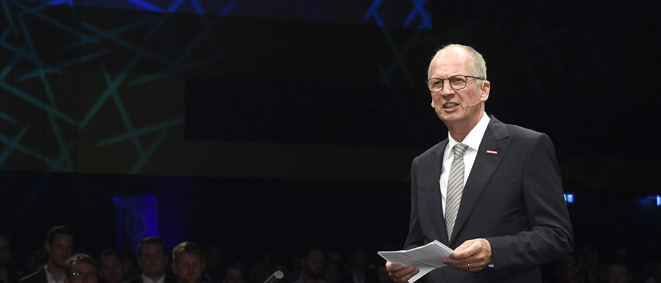 Der feierlichste Moment des Abends: Kammerpr&auml;sident Rainer Reichhold erhebt die 692 Handwerkerinnen und Handwerker in den Meisterstand.