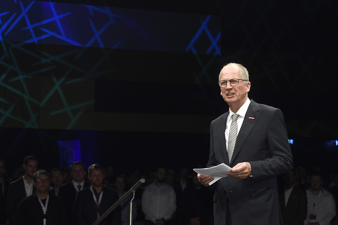 Der feierlichste Moment des Abends: Kammerpräsident Rainer Reichhold erhebt die 692 Handwerkerinnen und Handwerker in den Meisterstand.