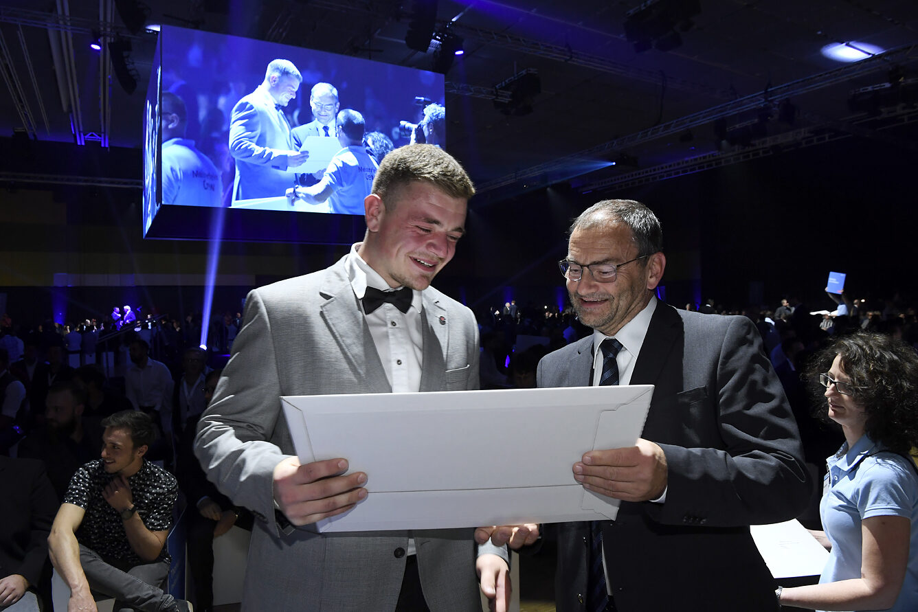 Anschließend durften sich die Meisterinnen und Meister ihre Urkunden bei den Vorsitzenden der Prüfungsausschüsse abholen.