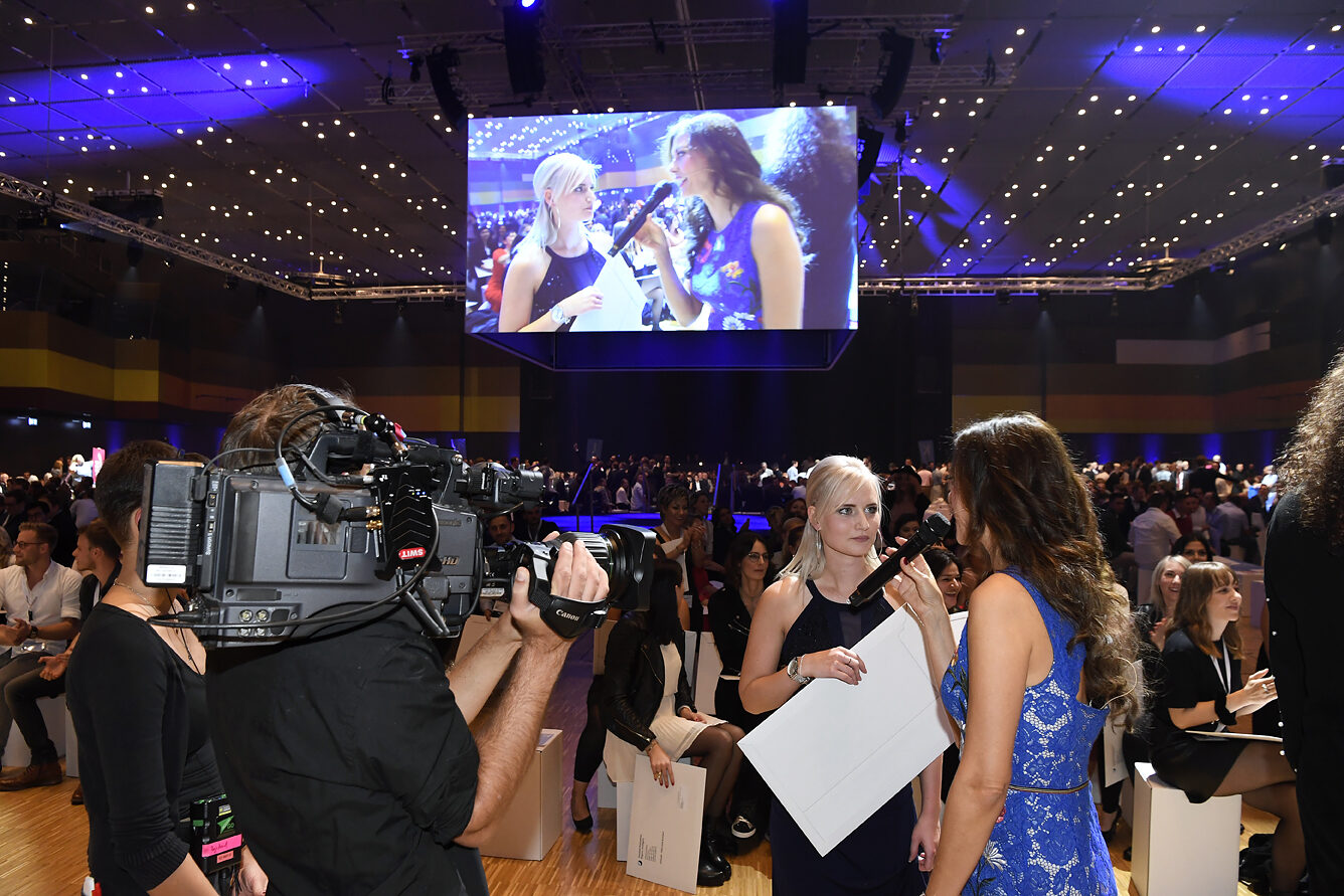 Die eine oder andere Meisterin stand Moderatorin Angelina Julie Wadenpohl nach der Urkundenübergabe im Festsaal gleich Rede und Antwort.