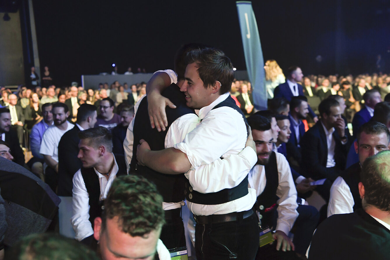 Ausgelassene gemeinsame Freude über das erreichte berufliche Ziel herrschte auch bei den Zimmerermeistern.