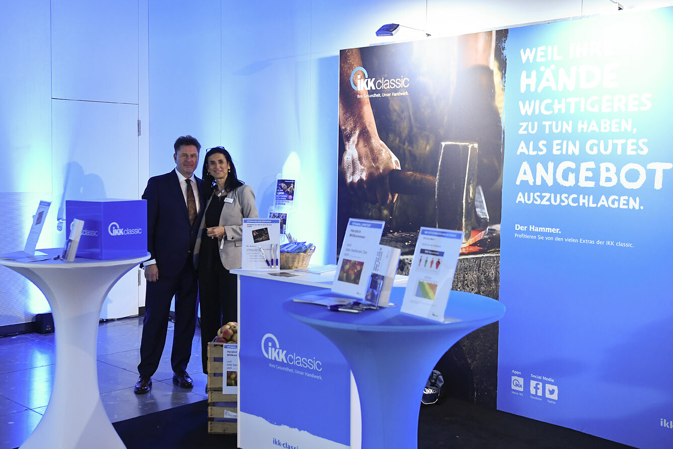 Im Foyer des ICS konnten sich die Besucher mit unseren Sponsoren ins Gespräch kommen - zum Beispiel mit Joachim Schug (SIGNAL IDUNA) und Gabriele Österwind (IKK classic).