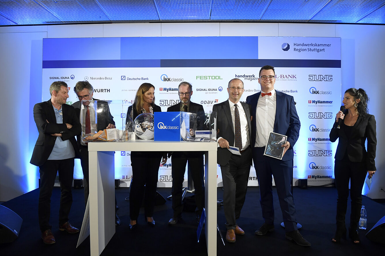 Beste Stimmung herrschte auch bei den Vertretern der Sponsoren - wie zum Beispiel bei Andrea Riesberg (Deutsche Bank, 3.v.l.), Marc Kwiatkowski (IKK classic, 4.v.l.) und Christian Burghard (SIGNAL IDUNA, 3.v.r.).