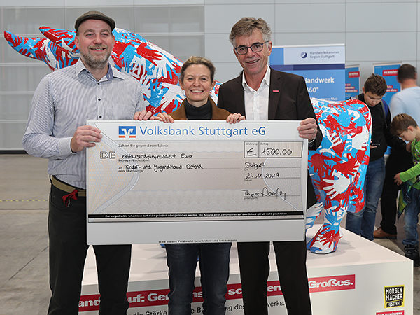 Den Scheck übergab Thomas Hoefling (re.) an Andrea Spieth und Harald Thumm vom Kinder- und Jugendhaus Ostend in Stuttgart. Den Scheck übergab Thomas Hoefling (re.) an Andrea Spieth und Harald Thumm vom Kinder- und Jugendhaus Ostend in Stuttgart.