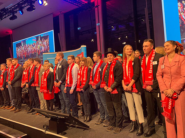 Die 110 Bundessiegerinnen und Bundessieger versammelten sich in Wiesbaden für ein gemeinsames Erinnerungsfoto auf der Bühne.
