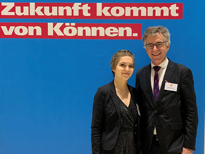 Strahlende Siegerin aus der Region Stuttgart: Deutschlands beste Bestatterin Jennifer Schmid mit Hauptgeschäftsführer Thomas Hoefling, der ihr in Wiesbaden persönlich gratulierte.