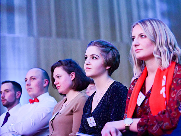 So sehen Bundessiegerinnen aus: Bestatterin Jennifer Schmid aus Backnang (2.v.r.) und Graveurin Lisa Schindler (1.v.r.) aus Weilheim sind die besten Gesellinnen ihres Gewerks.