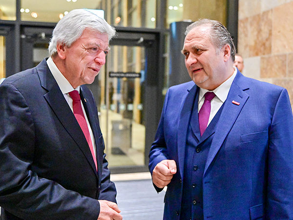 Der hessische Ministerpräsident Volker Bouffier und ZDH-Präsident Hans Peter Wollseifer würdigten die Bundessieger beim Festakt.