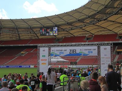 Höhepunkt des Stuttgart-Laufs: der Einlauf in die Mercedes-Benz Arena.