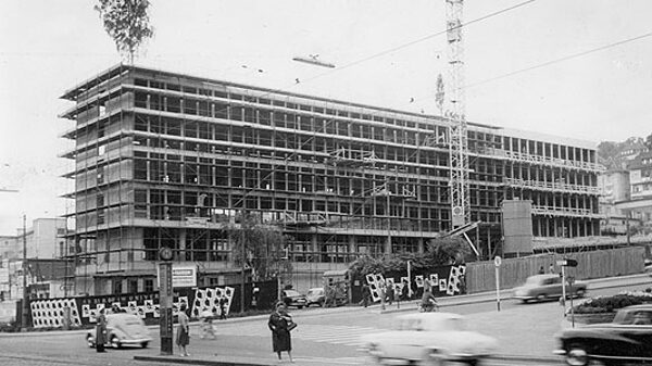 Der Rohbau steht, das Bäumchen vom Richtfest ist noch auf dem Dach: 1960 wurde das Gebäude in der Heilbronner Straße 43 eingeweiht.