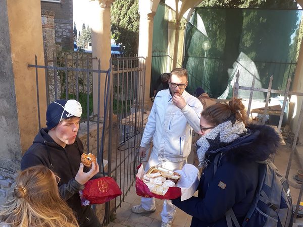 Handwerker helfen untereinander: Klara und Anna haben uns heute an der Kapelle mit ihren selbstgemachten Gebäcken verwöhnt