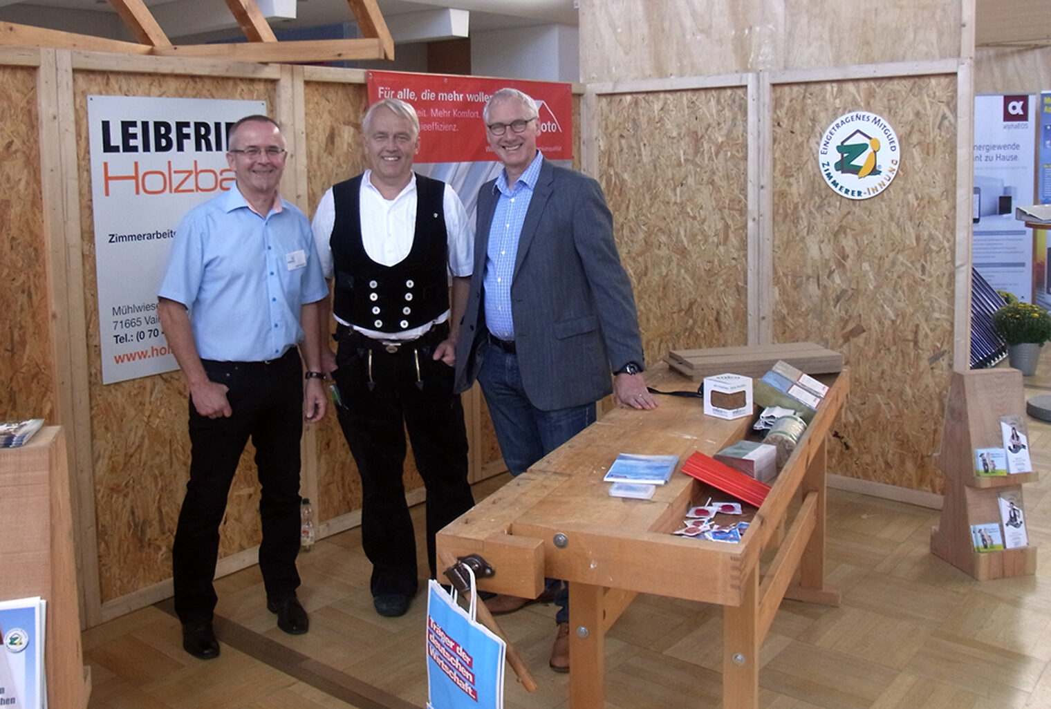 In der Stadthalle Vaihingen/Enz fanden die Energiewendetage statt. Neben einer Ausstellung rund um das Thema Energie präsentierte sich das Handwerk an verschiedenen Ausstellungsständen. Im Bild von links: Vorstand Jürgen Hangstörfer, Vorstand Stefan Leibfried, Kreishandwerksmeister Albrecht Lang. 