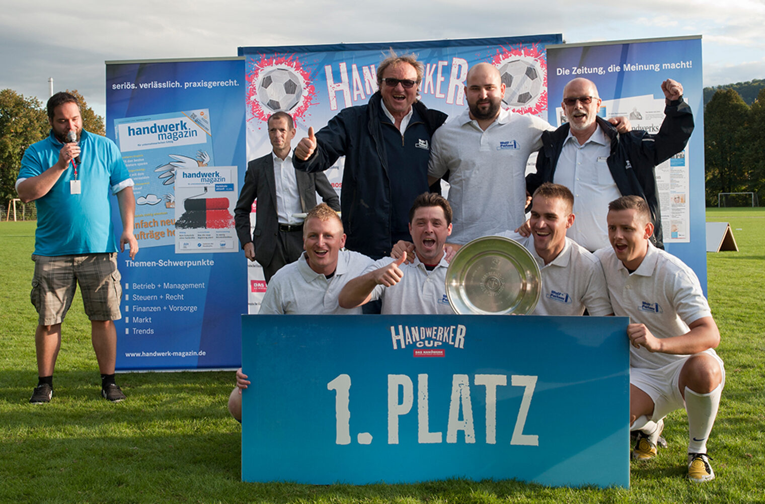 Der Sieger des Handwerker Cups 2015: Die Wolf+Partner Bau GmbH holte sich wie schon 2013 den Turniersieg. In einem packenden Finale gab es einen 2:1-Sieg gegen Meister Arslan. Unser Vizepräsident Alexander Kotz übergab die Meisterschale. Der Sieger des Handwerker Cups 2015: Die Wolf+Partner Bau GmbH holte sich wie schon 2013 den Turniersieg. In einem packenden Finale gab es einen 2:1-Sieg gegen Meister Arslan. Unser Vizepräsident Alexander Kotz übergab die Meisterschale.