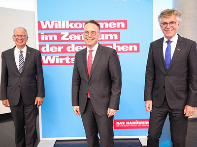 Kammerpräsident Rainer Reichhold (l.) mit Hauptgeschäftsführer Thomas Hoefling (r.) und seinem Nachfolger Peter Friedrich (m.).  