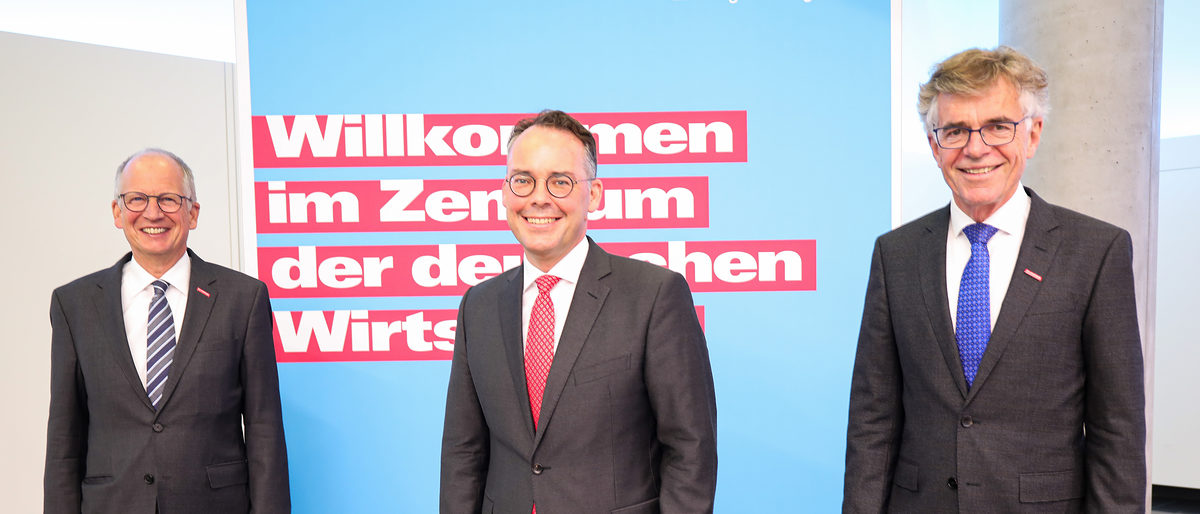 V.l.n.r.: Rainer Reichhold (Präsident der Handwerkskammer), Peter Friedrich und Thomas Hoefling (Hauptgeschäftsführer der Handwerkskammer). V.l.n.r.: Rainer Reichhold (Präsident der Handwerkskammer), Peter Friedrich und Thomas Hoefling (Hauptgeschäftsführer der Handwerkskammer).