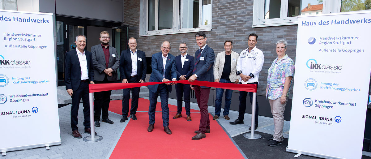 V.l.n.r: Roland Schwarz, Regionalgeschäftsführer der IKK classic; Alex Maier, Oberbürgermeister Göppingen; Ludger Wendeler, Obermeister der Kfz-Innung Göppingen; Kammerpräsident Rainer Reichhold; Alexander Gonzalez, Geschäftsführer der Kreishandwerkerschaft; Ulrich Mödinger, Geschäftsführer von Mödinger Haus & Dienst GmbH; Architekt Klaus von Bock; Jörg Uwe Bulling und Manuela Filkorn von der Signal Iduna-Versicherung bei der Eröffnungsfeier. V.l.n.r: Roland Schwarz, Regionalgeschäftsführer der IKK classic; Alex Maier, Oberbürgermeister Göppingen; Ludger Wendeler, Obermeister der Kfz-Innung Göppingen; Kammerpräsident Rainer Reichhold; Alexander Gonzalez, Geschäftsführer der Kreishandwerkerschaft; Ulrich Mödinger, Geschäftsführer von Mödinger Haus & Dienst GmbH; Architekt Klaus von Bock; Jörg Uwe Bulling und Manuela Filkorn von der Signal Iduna-Versicherung bei der Eröffnungsfeier.