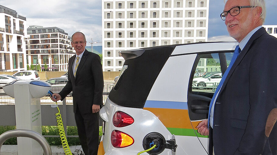 Präsident Rainer Reichhold und Hauptgeschäftsführer Claus Munkwitz weihen die Stromtankstelle ein. 