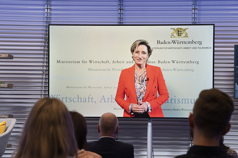 Die baden-württembergische Wirtschaftsministerin Dr. Nicole Hoffmeister-Kraut gratulierte den diesjährigen Meisterinnen und Meistern per Videobotschaft.