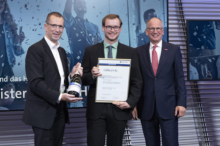 Die Bestmeisterinnen und Bestmeister 2021 erhielten ihre Urkunden von Vizepräsident Alexander Kotz (l.) und Präsident Rainer Reichhold (r.) - so auch Bäckermeister Kilian Sekul aus Ebersbach.