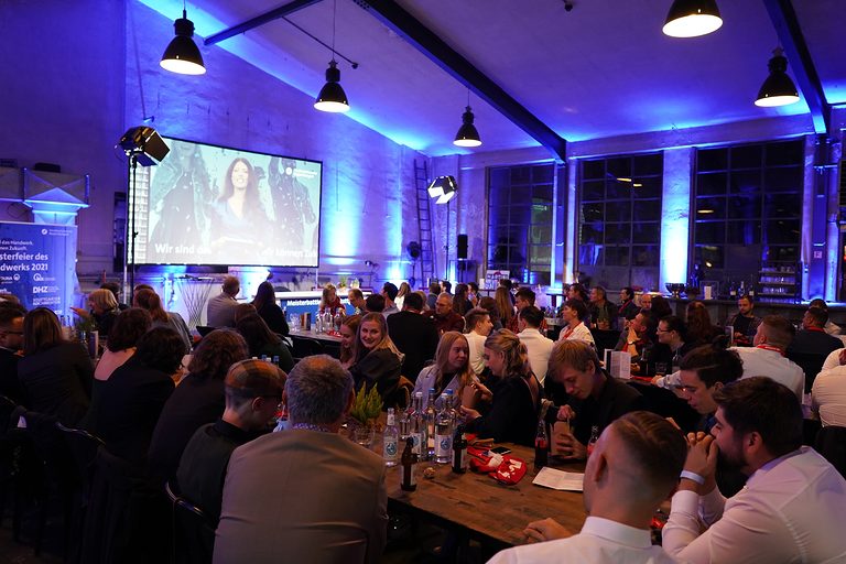 Ausverkauftes Haus: Über 100 Meisterinnen und Meister feierten mit ihren Begleitpersonen in der Garage 229 in Stuttgart beim Public Viewing mit. In der Location galten die 3G-Regeln.