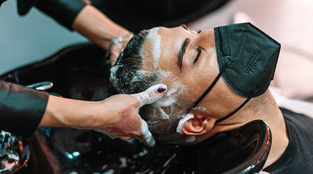 News-Corona-Friseure-Kosmetiker-Haare-waschen