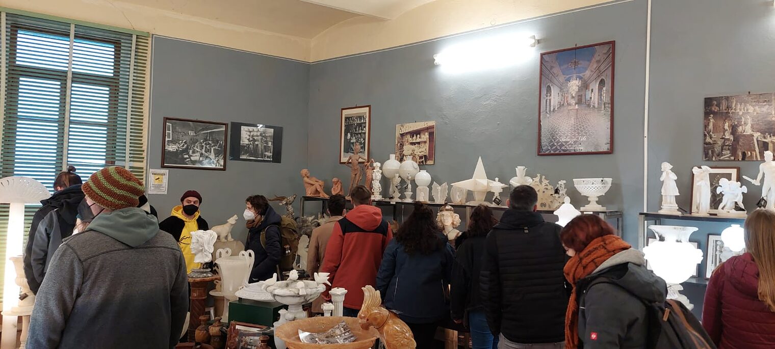 Die Gesellinnen uns Gesellen sammeln erste Eindrücke, was man aus Alabaster alles machen kann.