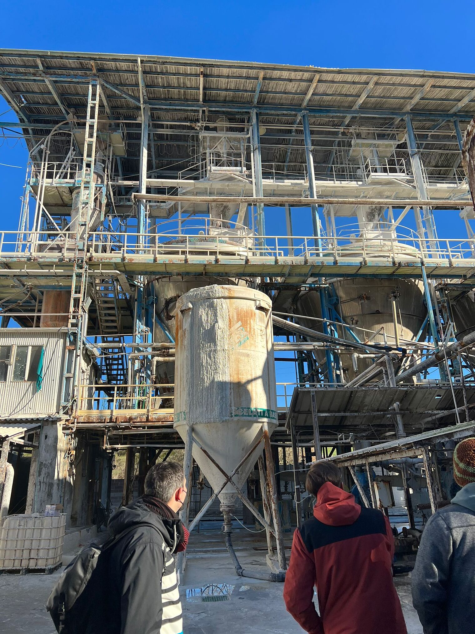 Auf dem Gelände der Salzanlage.