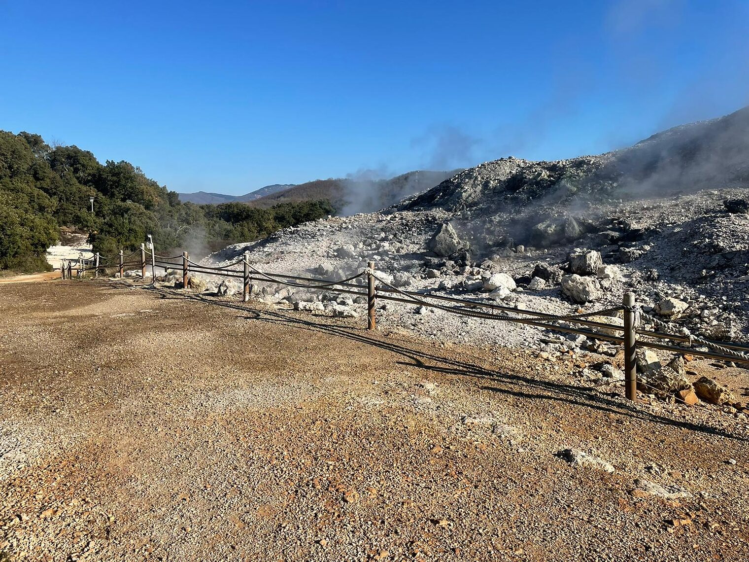 Überall steigt Dampf auf.