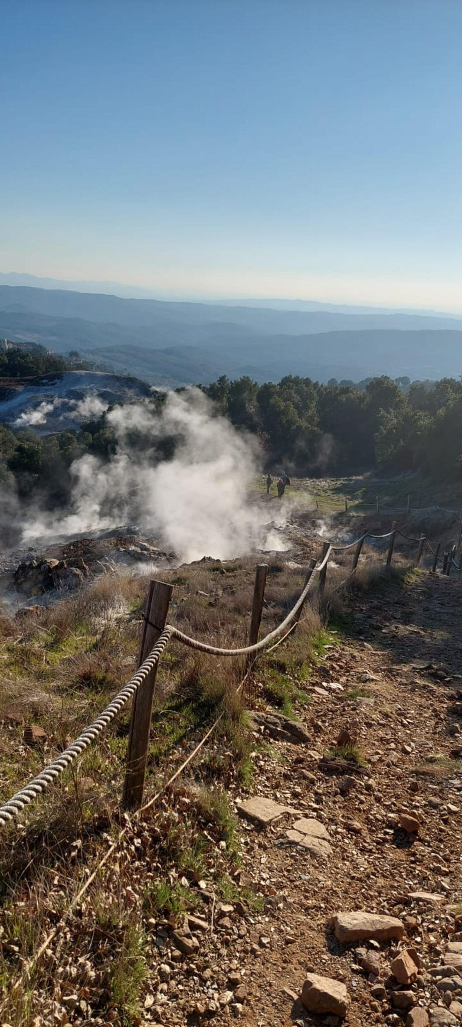 Atemberaubender Blick über dampfende Quellen in die Toskana.
