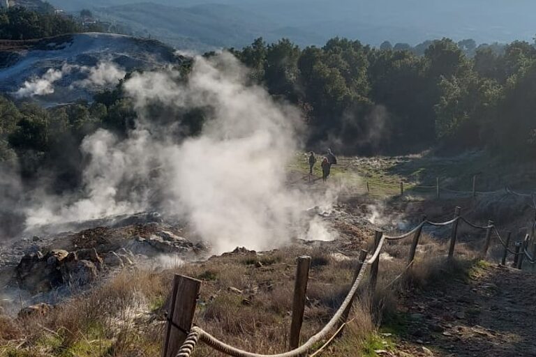 Atemberaubender Blick über dampfende Quellen in die Toskana.