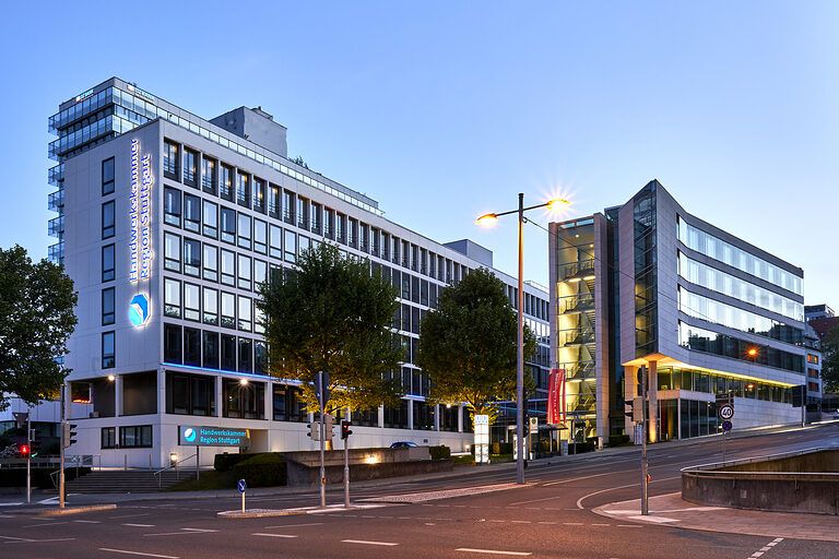 Das Hauptgebäude der Handwerkskammer Region Stuttgart in der Abenddämmerung.