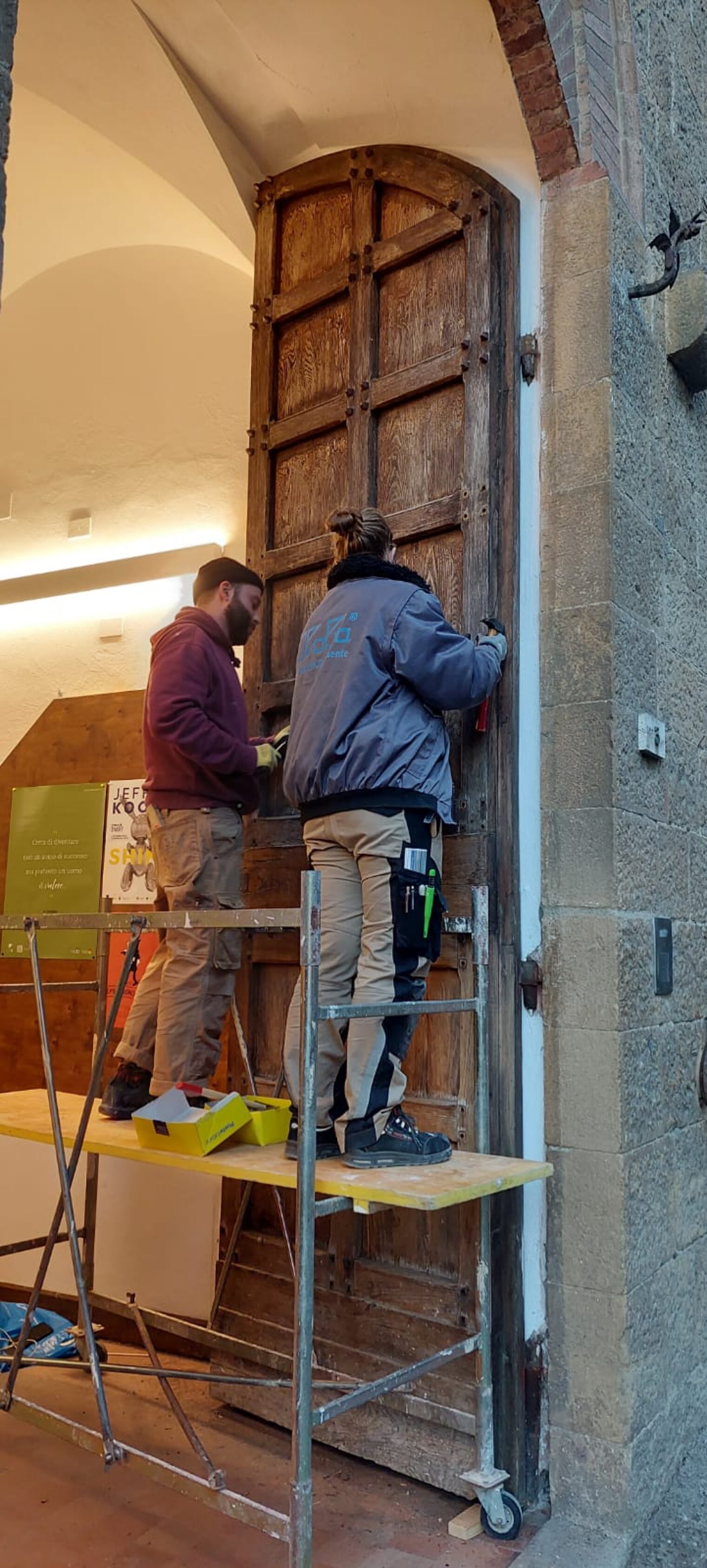Restauration einer 100 Jahre alten Eingangstür der Stadtbibliothek.