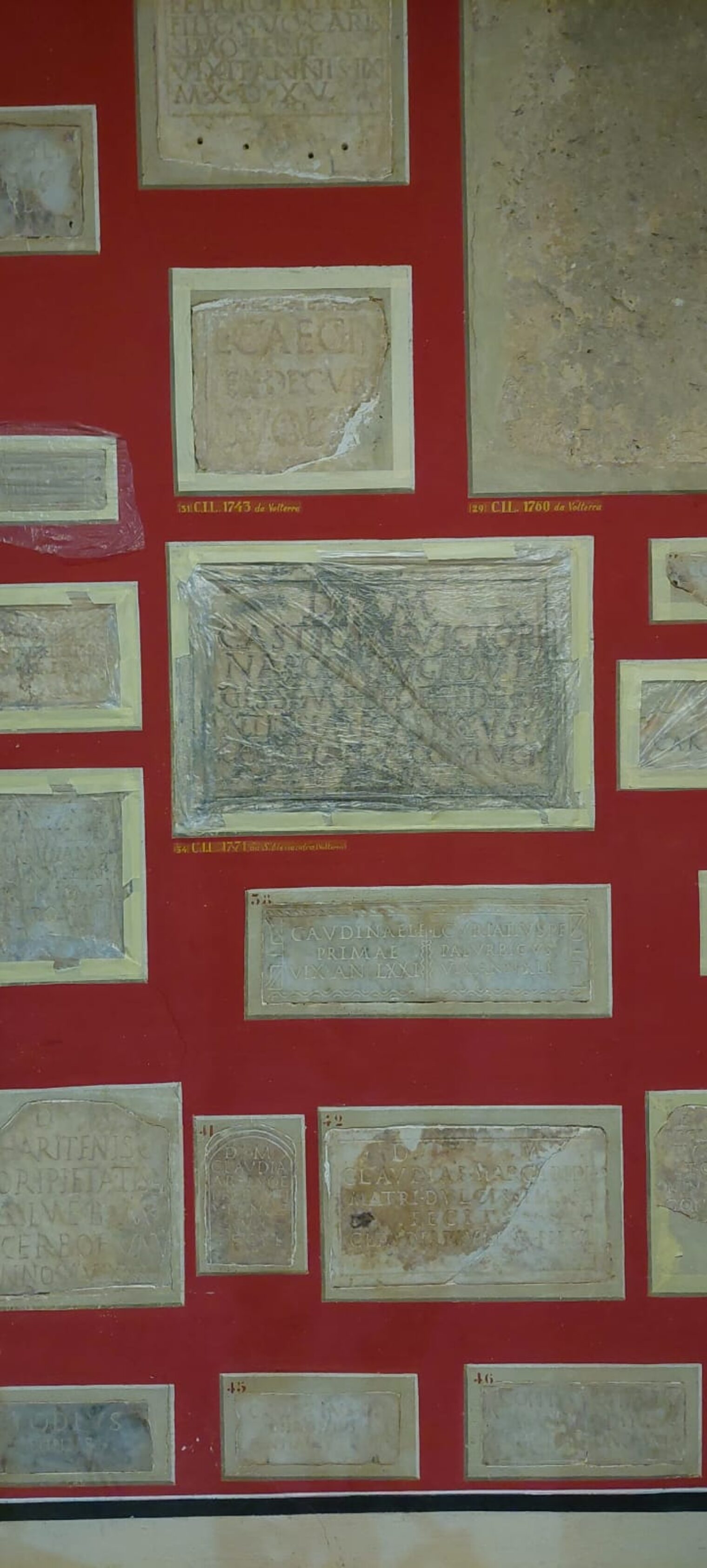 Alle Bilder wurde penibel abgeklebt.