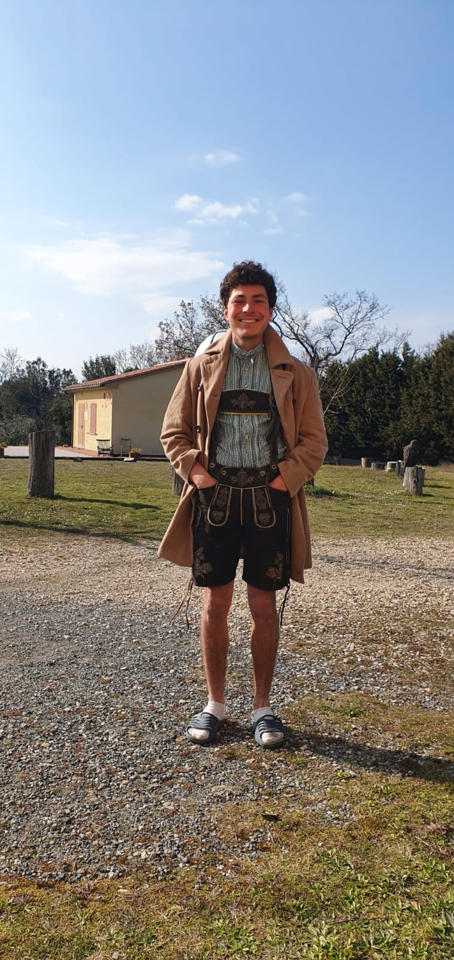 Volterra-2022-Erasmini in Lederhose